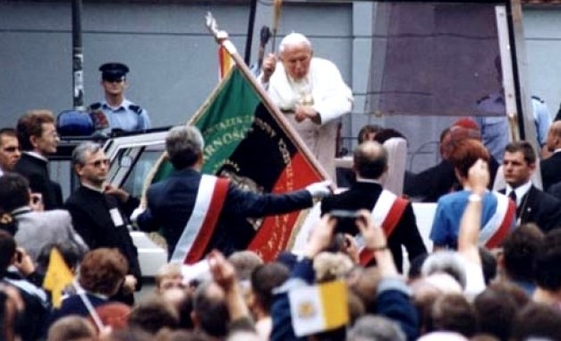 Zdj. 3 Moment poświęcenia sztandaru NSZZ „Solidarność” AGH przez Jana Pawła II